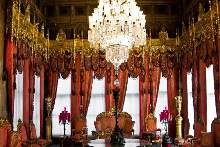 istanbul-tours-activities-dolmabahce-palace-inside-red-room