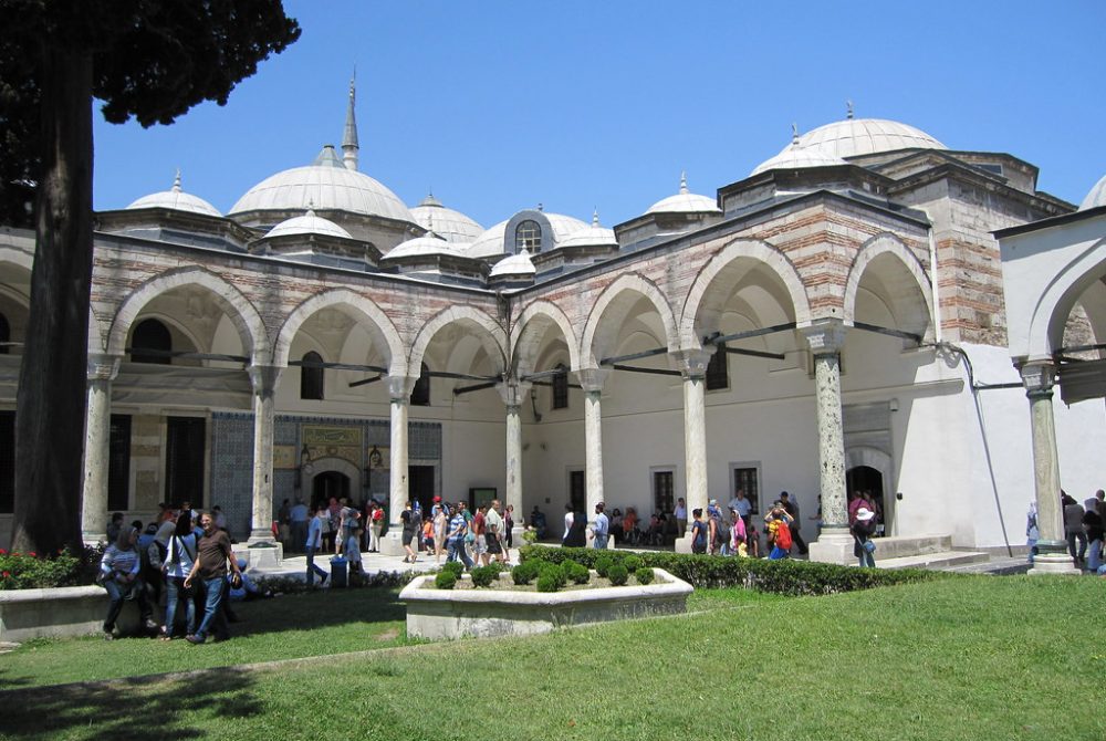 istanbul-tours-activities-topkapi-palace-inside-third-courtyard