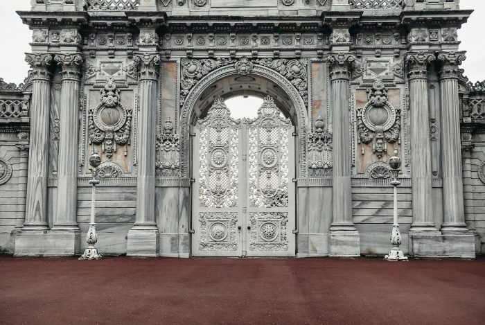 itanbul-tours-activities-dolmabahce-palace-gate1