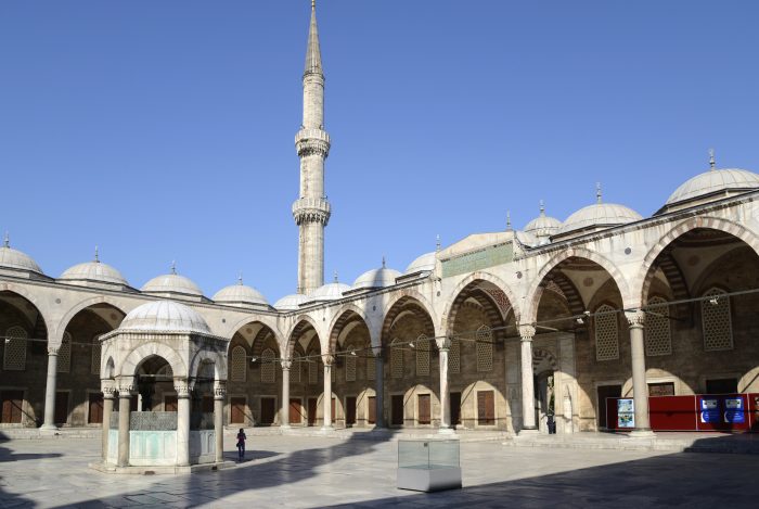 istanbul-tours-activities-blue-mosque-courtyard