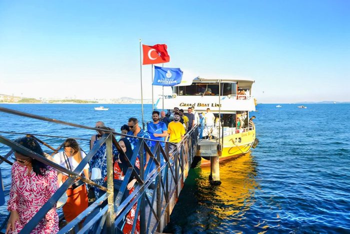 istanbul-tours-activities-sightseeing-cruise-boarding